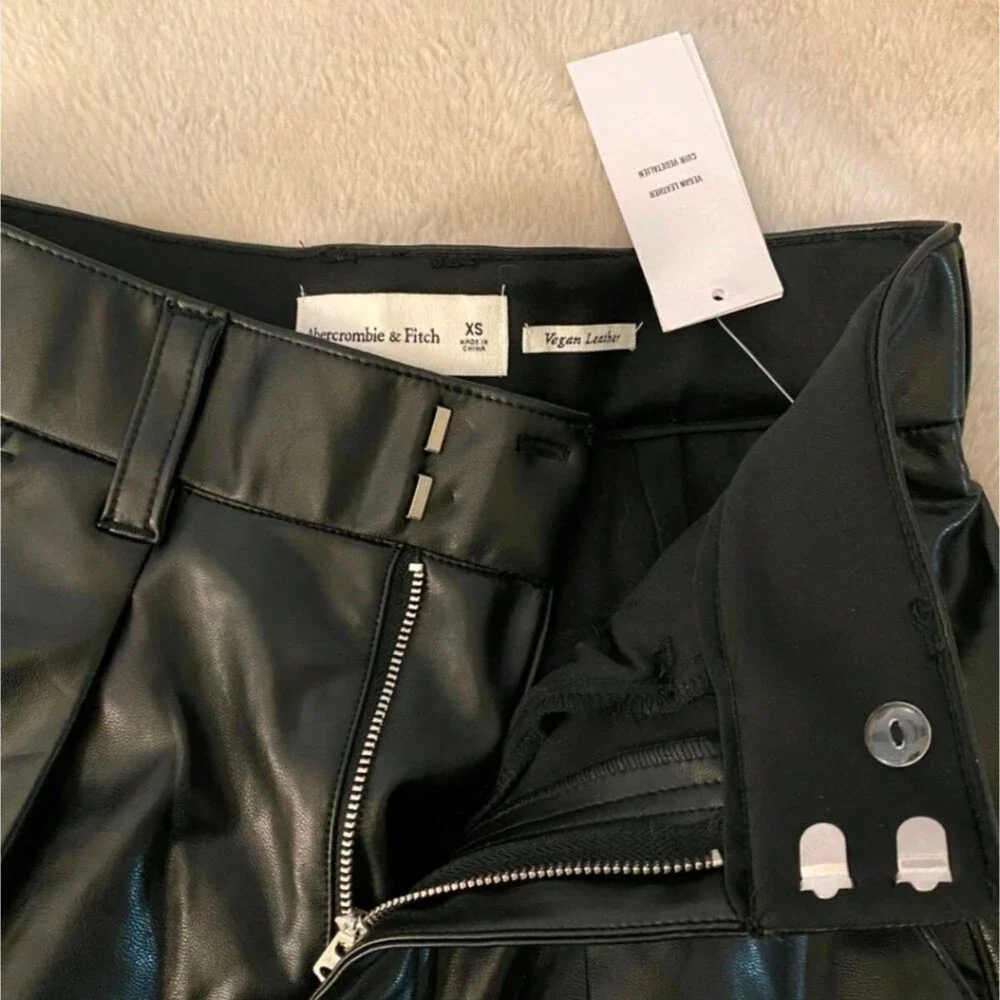 Abercrombie & Fitch Black Vegan Leather High-Waisted Pleated Shorts XS NWT